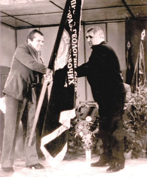 А. Титову (справа) переходящего Красного Знамени Министерства геологии СССР