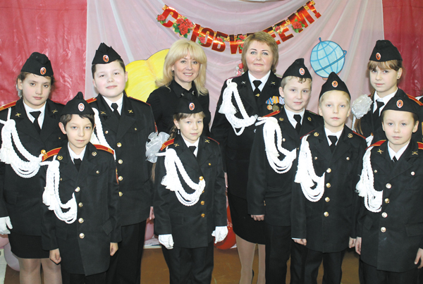 Е. Темная (слева) и директор Короворучейской СОШ Л. Федотова с кадетами