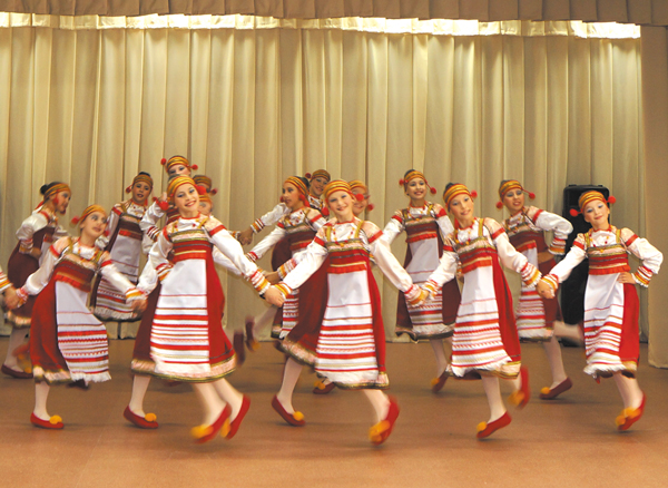 Танцуют учащиеся Усинской школы искусств