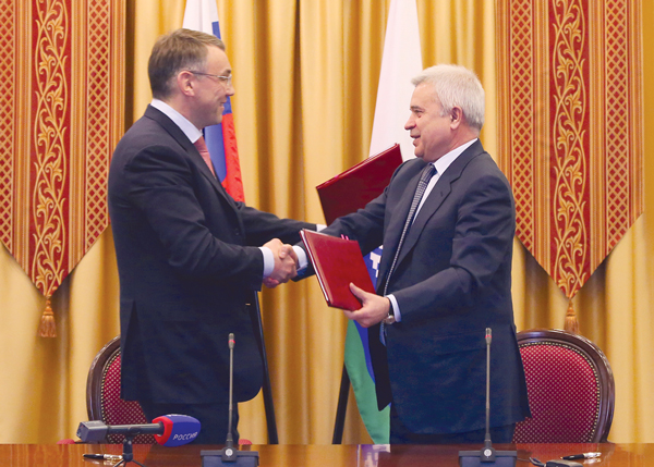 В. Алекперов и И. Кошин после подписания Протокола