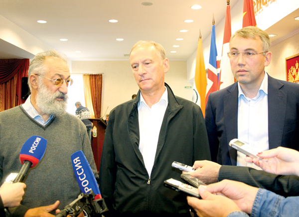(слева направо) А. Чилингаров, Н. Патрушев, И. Кошин на заключительной пресс-конференции саммита
