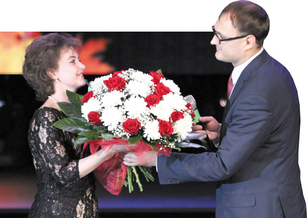 А. Костылев вручает цветы Т. Атерлей