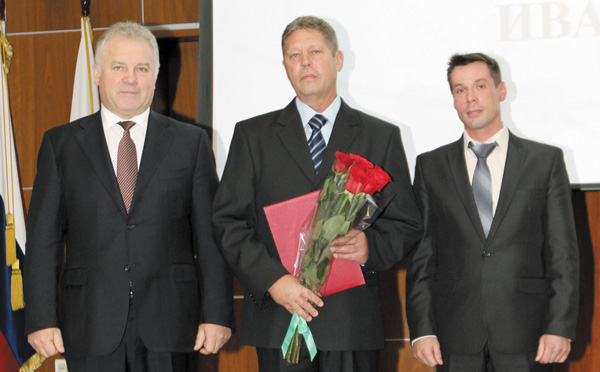 (слева направо) П. Оборнков, В. Стеценко и председатель ОПО ООО «ЛУКОЙЛ-Коми» А. Еремеев на церемонии награждения