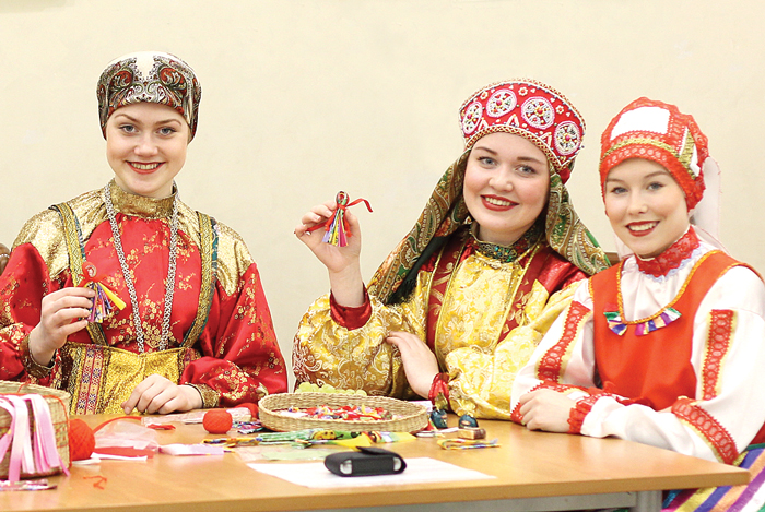 Северные рукодельницы дают мастер-класс по изготовлению кукол-оберегов в Москве
