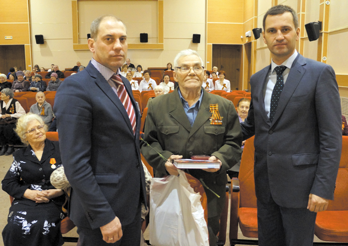 (слева направо) Н. Кулябов, ветеран ВОВ М. Шарагин, С. Соболев