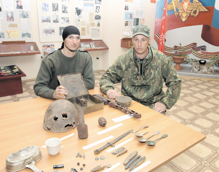 Д. Фидриков и Ю. Воловиков (справа) подарили музею боевой и трудовой славы новые экспонаты