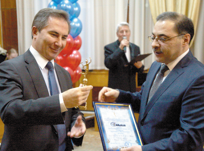 К. Бегагаев (справа) получает награду